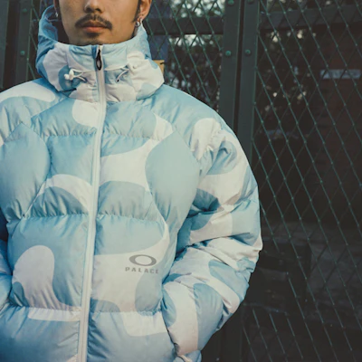 PALACE x Oakley FW24 藍色羽絨雲絨連帽外套 男女同款。 P27OKJK002 Details for PALACE x Oakley FW24 藍色羽絨雲絨連帽外套 男女同款。 P27OKJK002