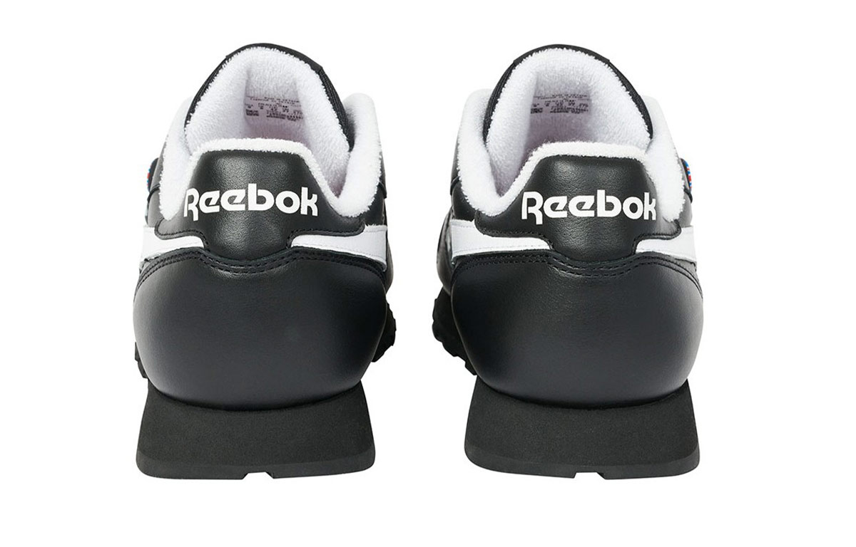 Shop Palace x Reebokクラシックレザーポンプ (黒) FY4716
