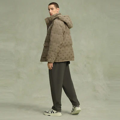 Palladium Monogram印花紫羅蘭羽絨連帽長外套(男女適用)。 108858 Sizing Palladium Monogram印花紫羅蘭羽絨連帽長外套(男女適用)。 108858