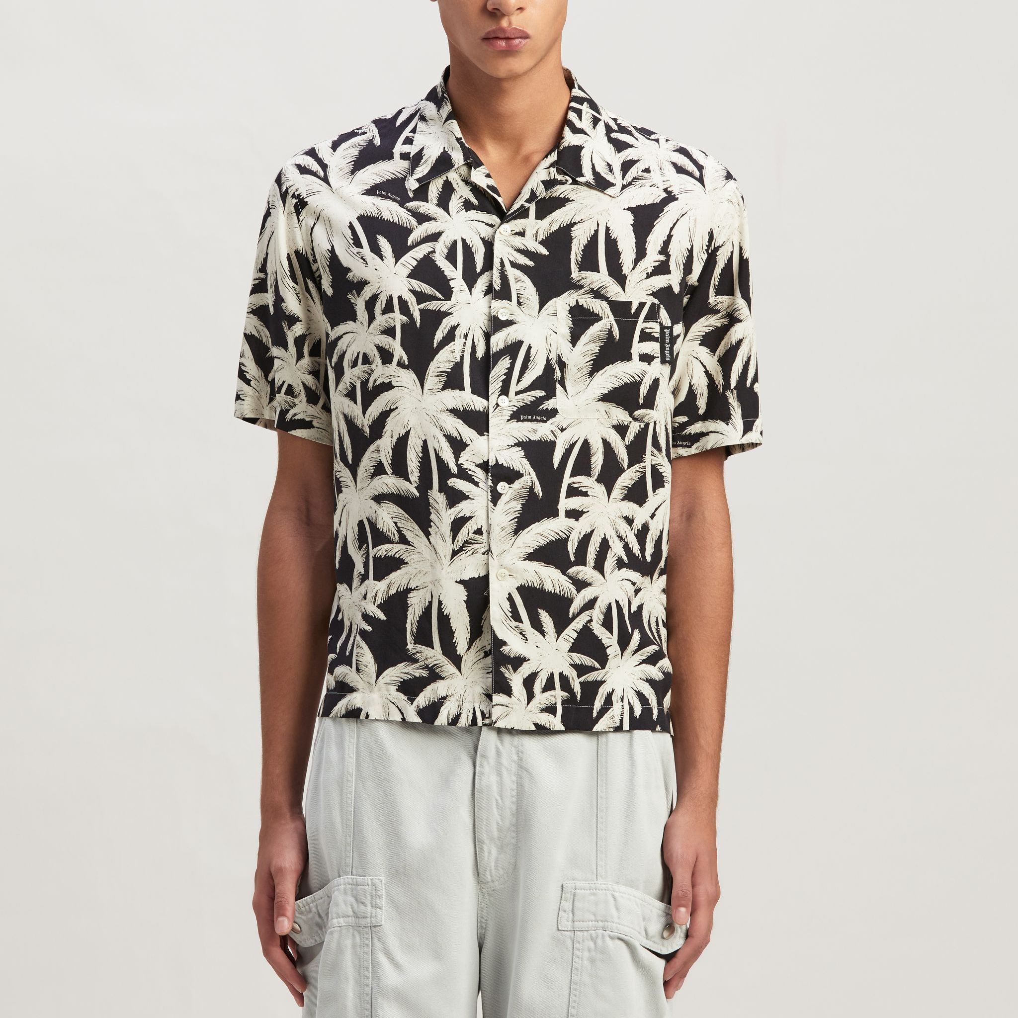 Lookbook パーム エンジェルス ブラック オールオーバープリント 半袖シャツ. PMGG005R24FAB0011003