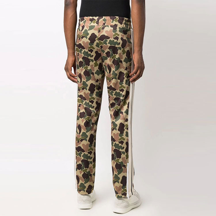 Shop Palm Angels FW21 標誌迷彩運動褲 棕色 PMCA007F21FAB0115601