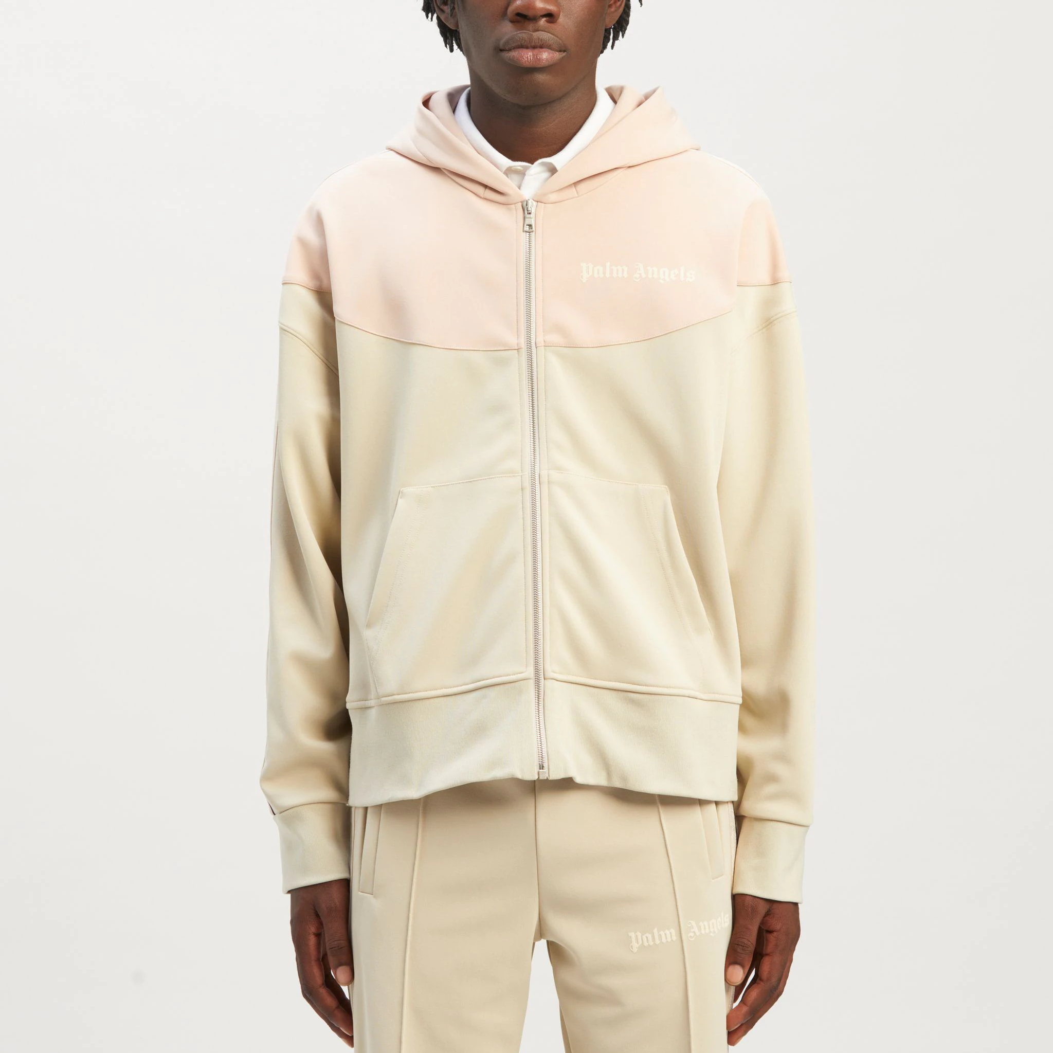 Lookbook 팜엔젤스 FW22 베이지 컬러블록 레터 프린트 후드 재킷. PMBD049S23FAB0016134