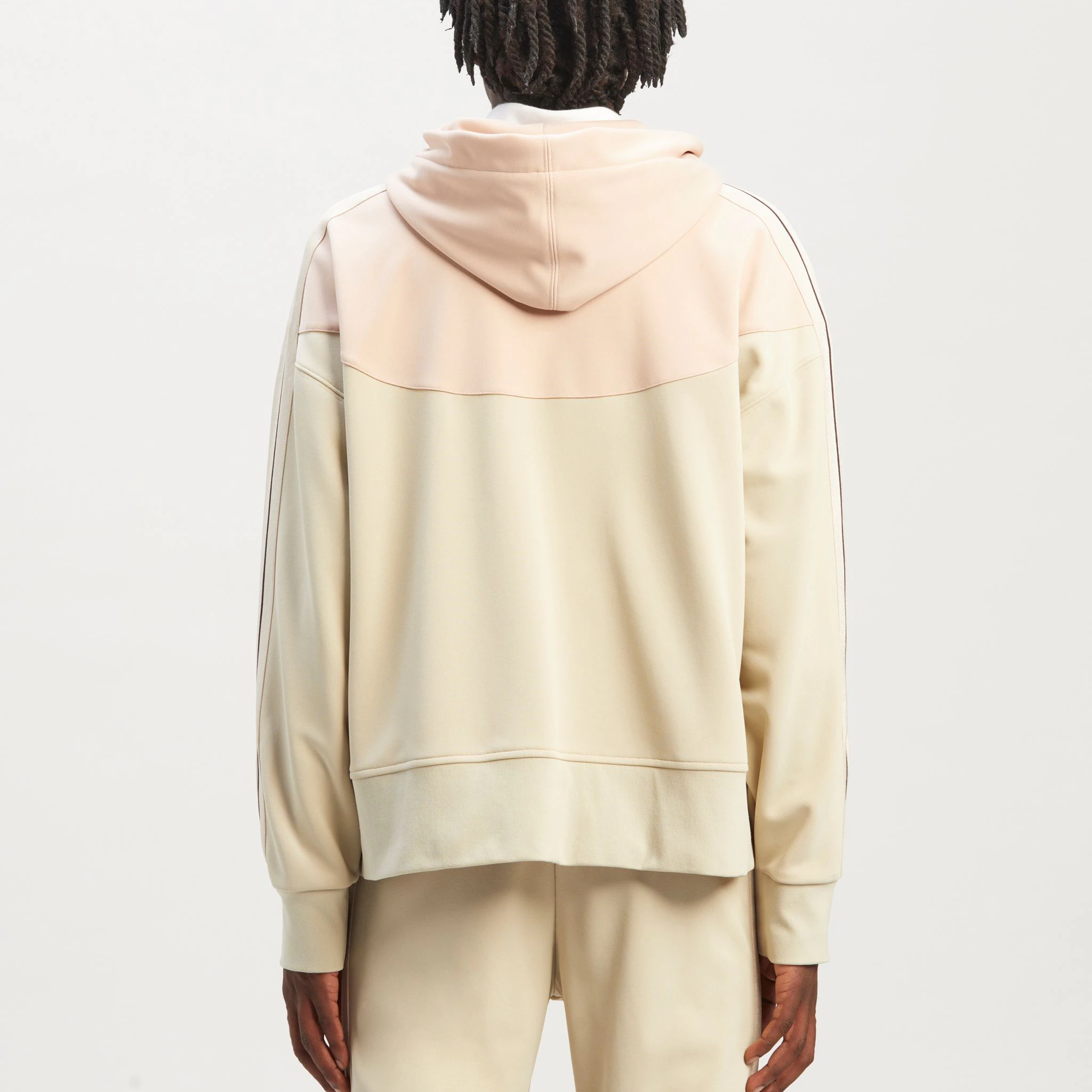 Shop 팜엔젤스 FW22 베이지 컬러블록 레터 프린트 후드 재킷. PMBD049S23FAB0016134