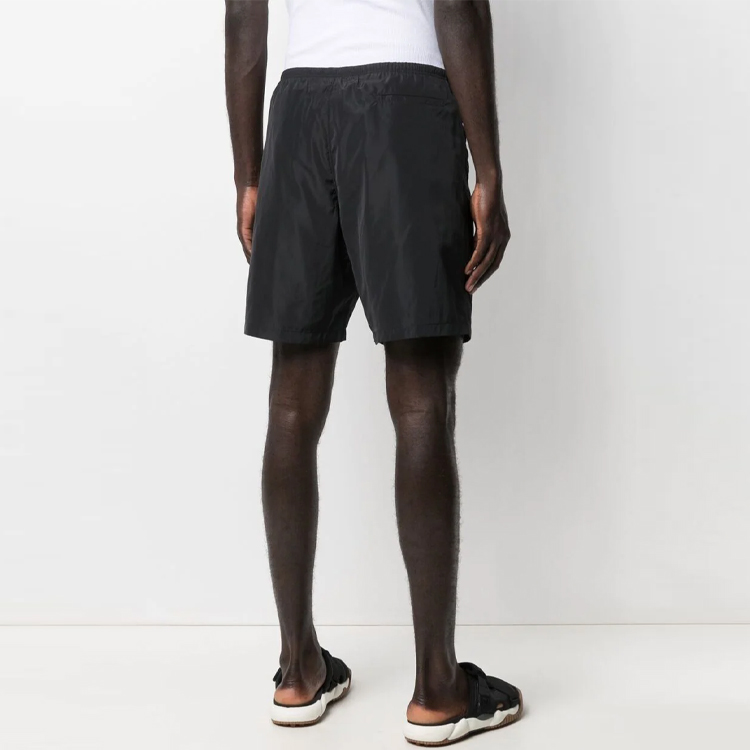 Shop パームエンジェルス ロゴプリント ルーズフィットショーツ ブラック PMFA005S21FAB0011001