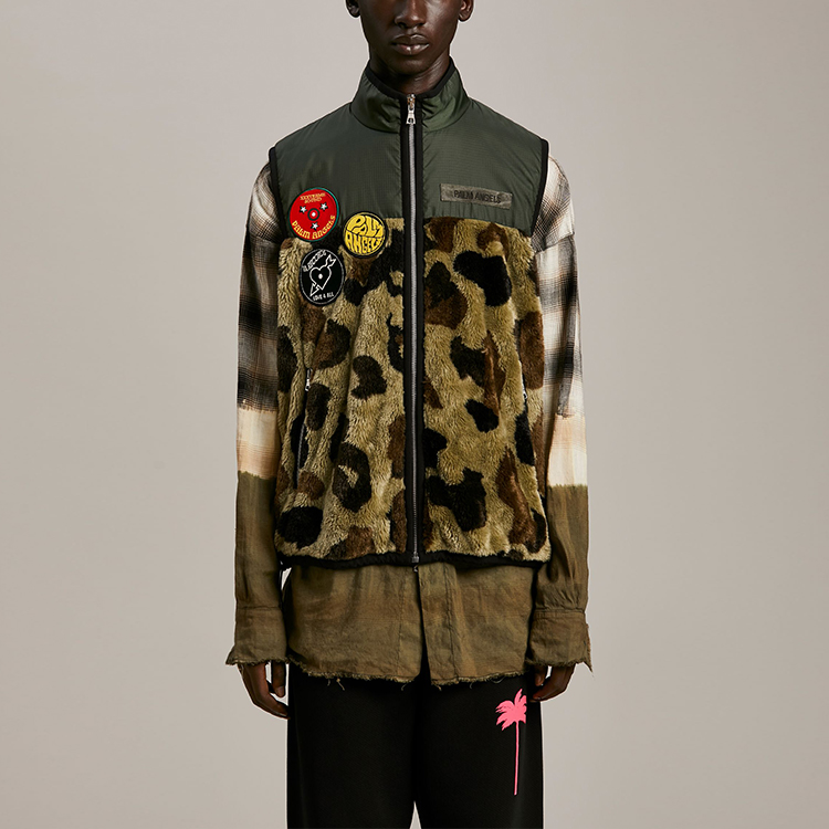 Shop PALM ANGELS SS21迷彩无袖羊羔绒马甲军绿色​​。 PMEA160S21FAB0015610