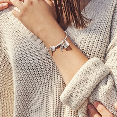 潘朵拉銀色單扣手鍊組合 終身版 ZT2297 Lookbook 潘朵拉銀色單扣手鍊組合 終身版 ZT2297