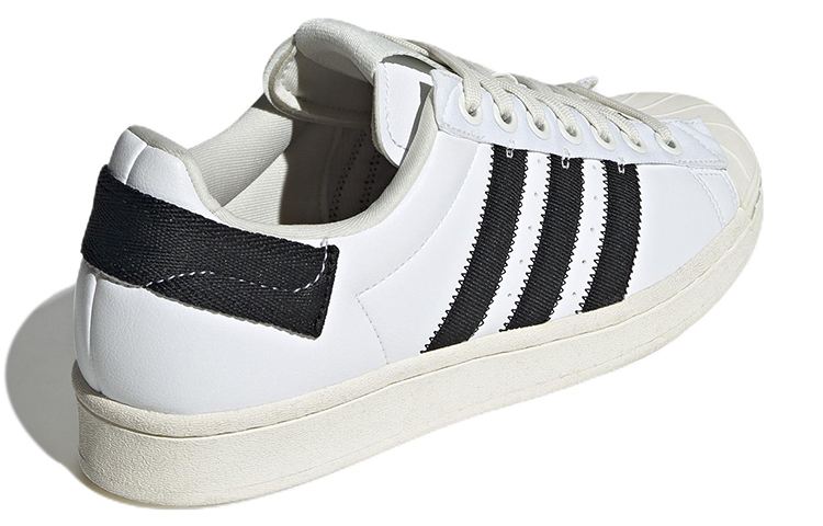 Shop 팔리 x 아디다스 슈퍼스타 '클라우드 화이트' GV7615
