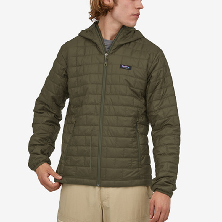Lookbook Chaqueta con Capucha Patagonia Nano Puff Aislada Ligera y Acolchada. 84455