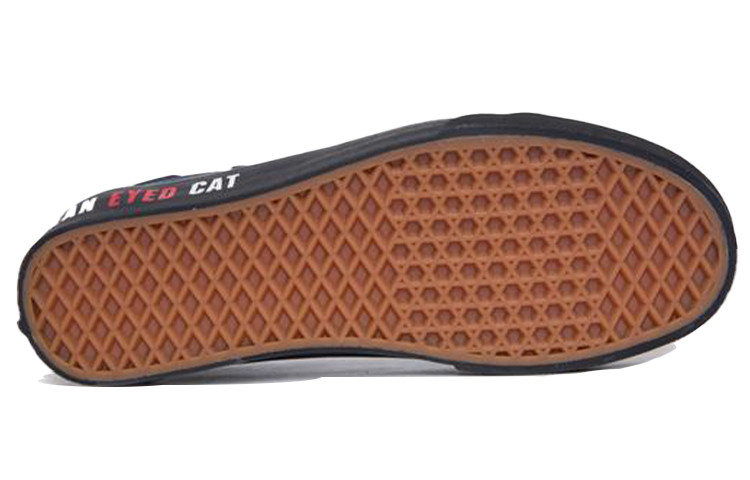 Shop Patta x Vans 올드스쿨 '살루트' (반항적인 눈빛) VN0A4BVF5X6