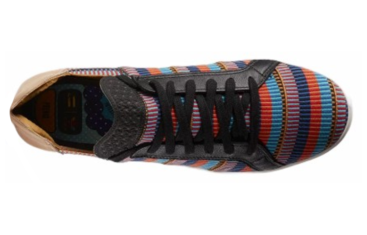 Lookbook 菲董 x 阿迪达斯 粉色海滩松紧系带鞋 AQ4918