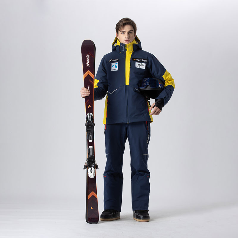 Shop Phenix滑雪國家系列防水連帽滑雪外套附徽章。 EFA72OT00