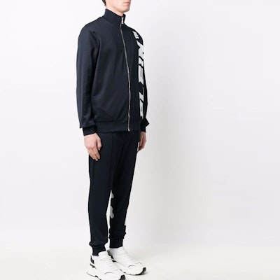 フィリッププレイン ジップカラー&ロゴデザイン付きカジュアルトラックスーツ PAAC-MJJ0319-PJO002N-02 Purchase フィリッププレイン ジップカラー&ロゴデザイン付きカジュアルトラックスーツ PAAC-MJJ0319-PJO002N-02