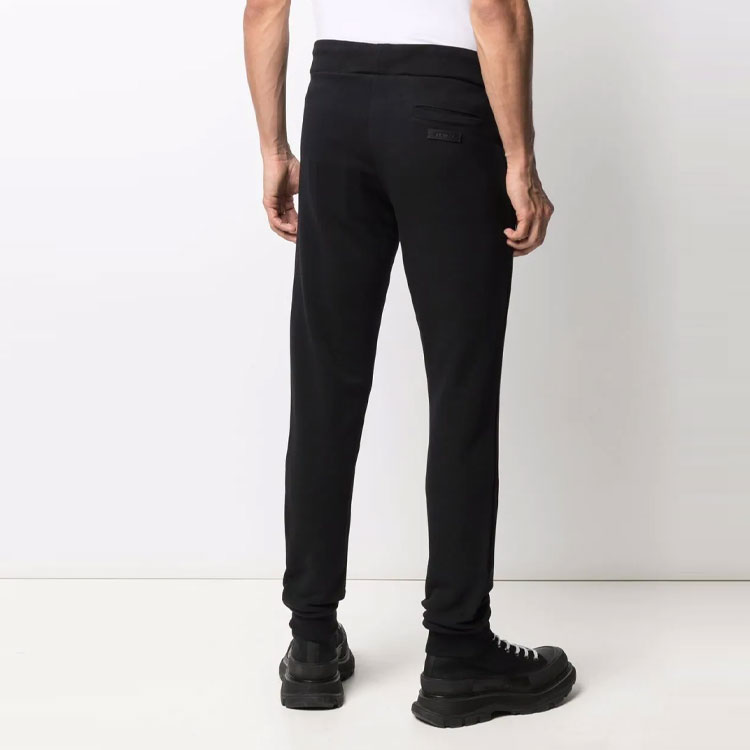 Shop PHILIPP PLEIN 黑色純色徽標貼布運動褲 FAACMJT1869PJO002N-02