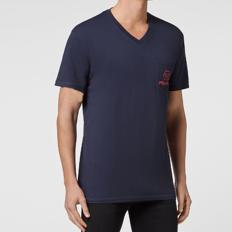 Lookbook 필립 플레인 브이넥 로고 그래픽 프린트 반팔 티셔츠. PAAC-MTK5510-PJO002N-01