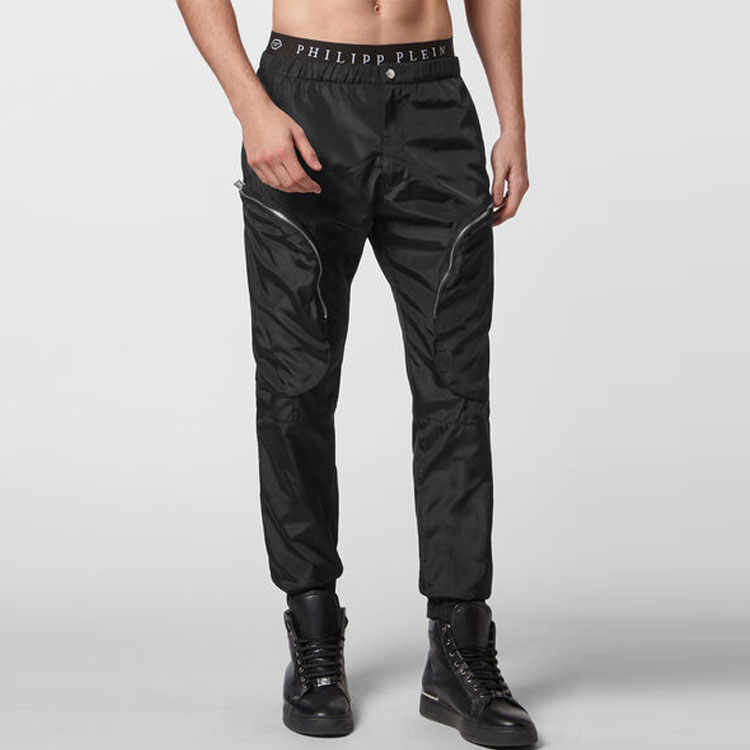 Lookbook 필립 플레인 FW22 블랙 조거 팬츠 헥사고날 로고와 대형 포켓 디자인 FABC-MRT1149-PNY002N-02