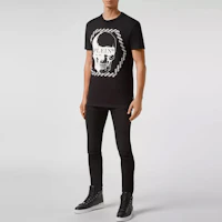 Lookbook PHILIPP PLEIN FW22 黑色骷髏標誌短袖棉質T恤。 PAAC-MTK5149-PJY002N-02