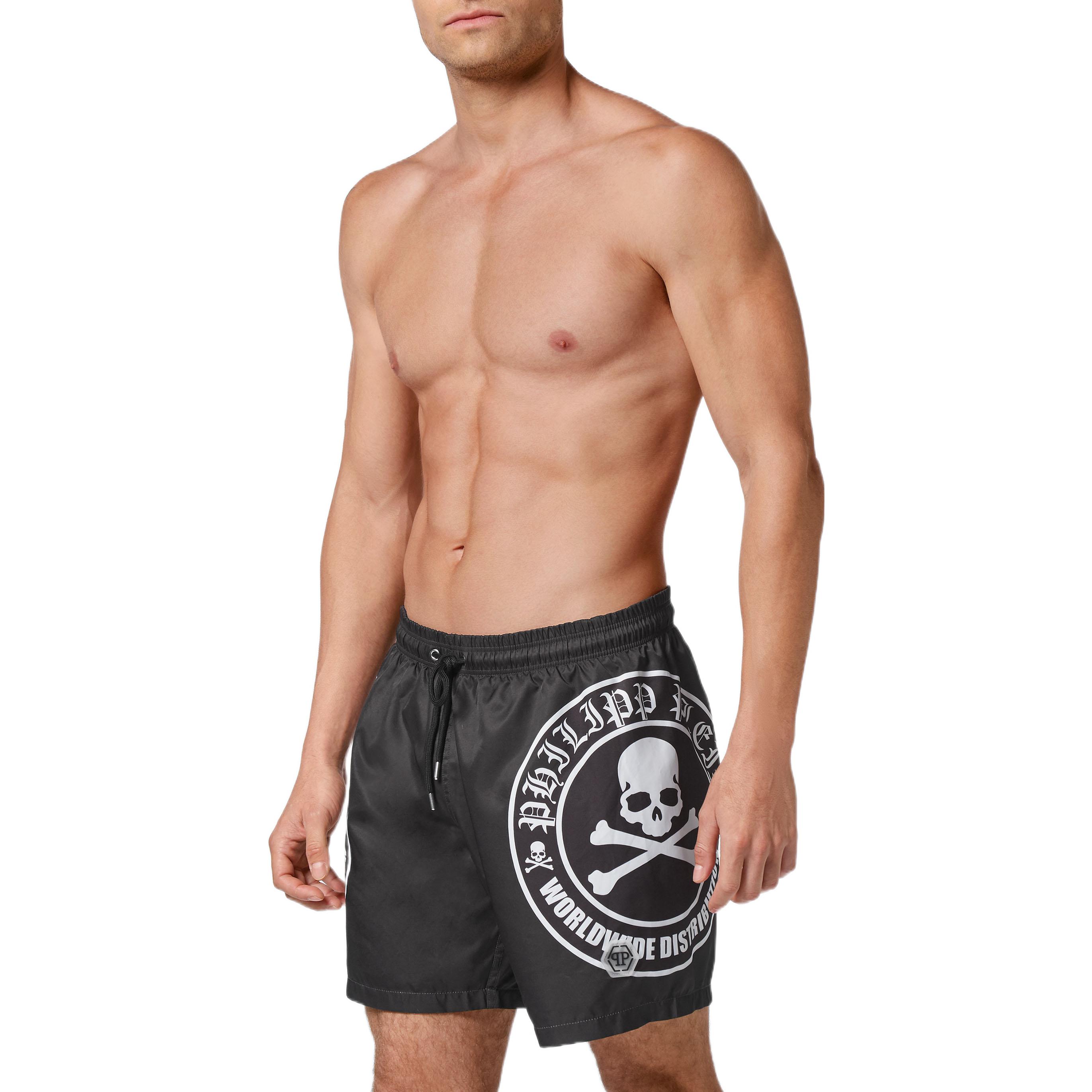 Shop PHILIPP PLEIN FW22 黑色骷髅标志印花休闲短裤 AABC-MMT0333-PTE003N-0201