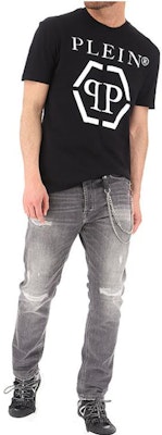 PHILIPP PLEIN SS23 Kaos Hitam Crew Neck dengan Cetakan Huruf. MTK5124-PJY002N-02 Lookbook PHILIPP PLEIN SS23 Kaos Hitam Crew Neck dengan Cetakan Huruf. MTK5124-PJY002N-02