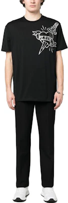 PHILIPP PLEIN SS23 Camiseta Negra Cuello Redondo con Estampado de Corazón. PACC-MTK6282-PJY002N-02 Lookbook PHILIPP PLEIN SS23 Camiseta Negra Cuello Redondo con Estampado de Corazón. PACC-MTK6282-PJY002N-02