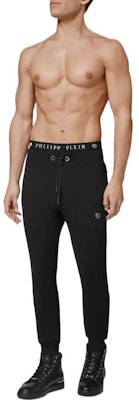 필립 플레인 SS23 블랙 로고 코튼 캐주얼 핏 스웻팬츠. PAAC-MJT1757-PJO002N-02 Lookbook 필립 플레인 SS23 블랙 로고 코튼 캐주얼 핏 스웻팬츠. PAAC-MJT1757-PJO002N-02