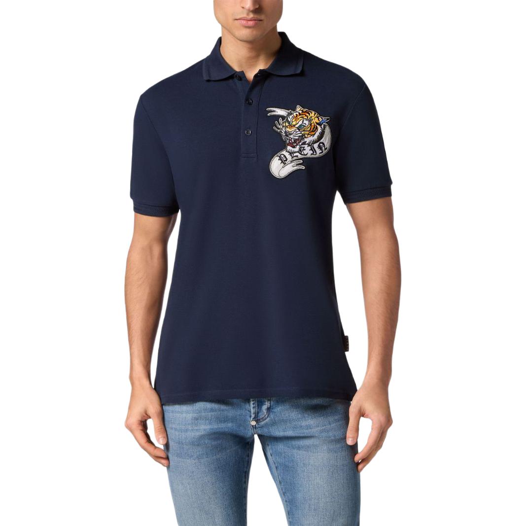 Lookbook PHILIPP PLEIN SS24 Polo Azul con Estampado de Calavera Animal. FADC-MTK7393-PJY002N-02