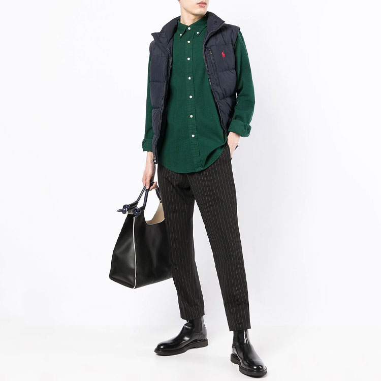 Lookbook Polo Ralph Lauren 海軍藍羽絨背心，搭配純色標誌刺繡款式。 710825872-002