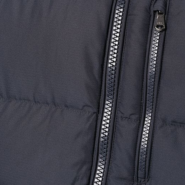 Sizing Polo Ralph Lauren 海軍藍羽絨背心，搭配純色標誌刺繡款式。 710825872-002