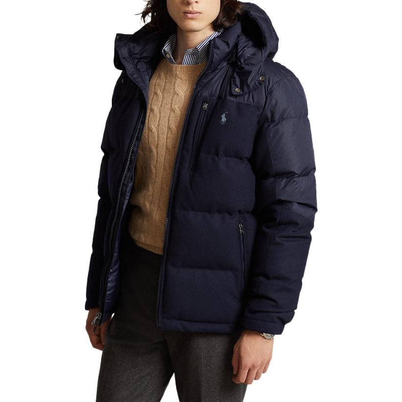 Lookbook Polo Ralph Lauren FW22 Chaqueta Acolchada Azul con Cuello Alto y Cierre Frontal. MNPOOTW16020961