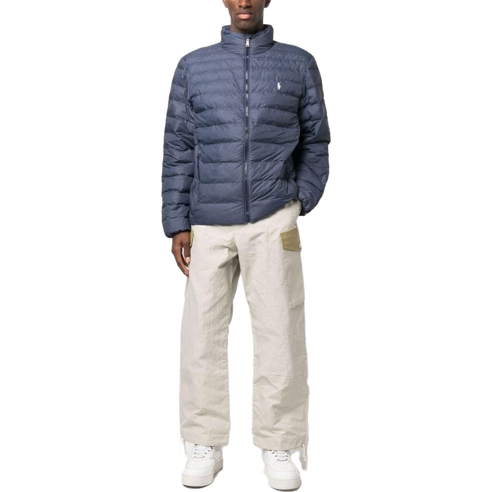 Lookbook Polo Ralph Lauren FW22 Jaket Pria Logo Biru Berkerah Resleting Stand. 710810897-029