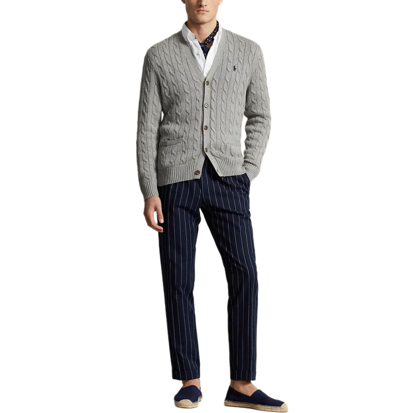 Lookbook 폴로 랄프로렌 FW24 회색 브이넥 가디건 포니 로고 자수. MNPOSWE16821739-020