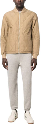 폴로 랄프로렌 SS23 솔리드 퀼팅 봄버 재킷 남성용 샌드 옐로우 710857267-006 Lookbook 폴로 랄프로렌 SS23 솔리드 퀼팅 봄버 재킷 남성용 샌드 옐로우 710857267-006