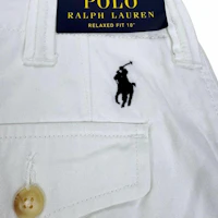 Shop Polo Ralph Lauren SS25 白色直筒休閒短褲,附品牌標誌貼布。 710726941-006
