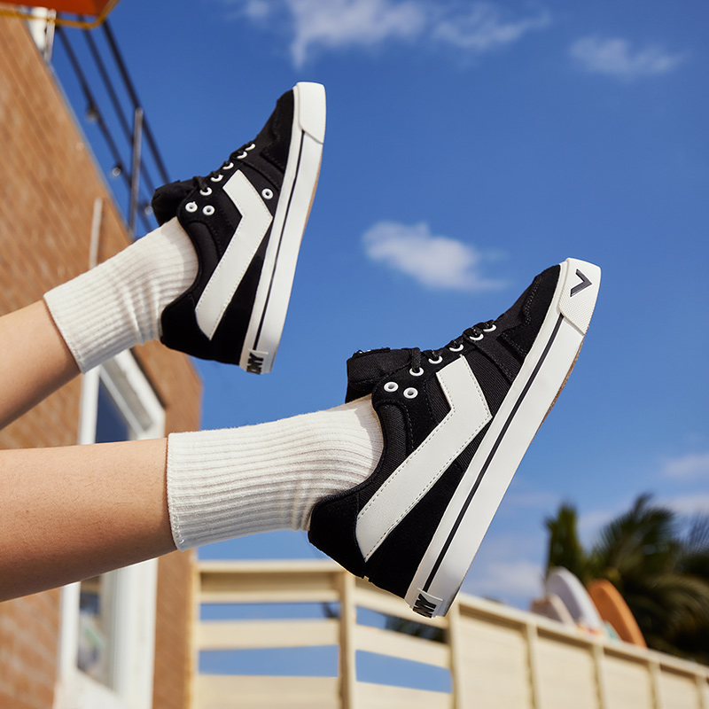 Sizing PONY Atop Low 'Hitam' 241U1AT02BK