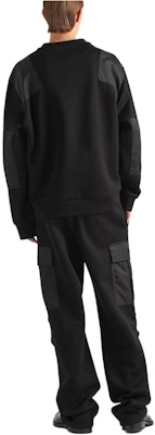 PRADA Baju Sweater Leher Bulat Hitam dengan Reka Bentuk Tampalan Warna. UJL35B-11JE-F0806-S-OOO Shop PRADA Baju Sweater Leher Bulat Hitam dengan Reka Bentuk Tampalan Warna. UJL35B-11JE-F0806-S-OOO