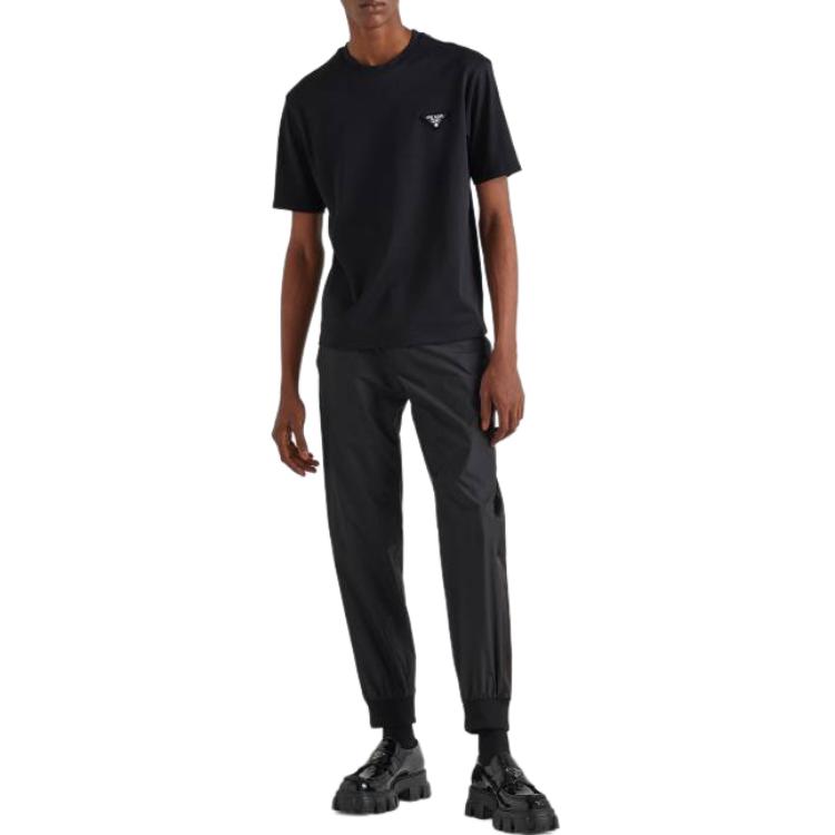 Lookbook 普拉达黑色纯色徽标圆领T恤。 UJN837-240-F0002-S-WMO