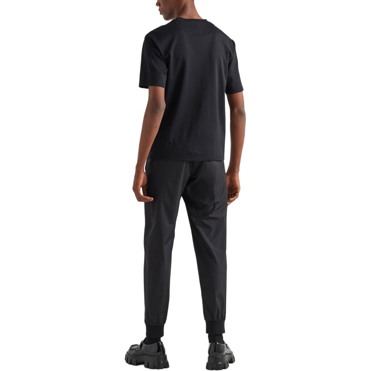 Shop 普拉达黑色纯色徽标圆领T恤。 UJN837-240-F0002-S-WMO