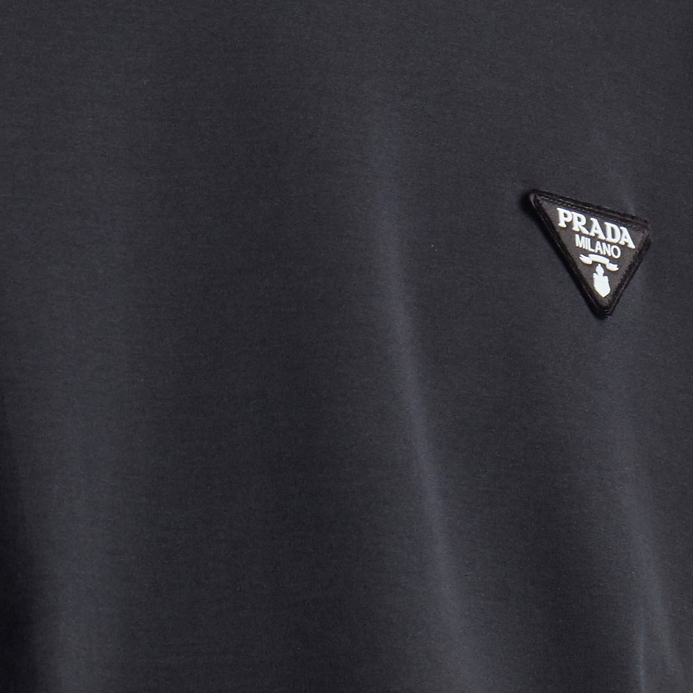 Sizing 普拉达黑色纯色徽标圆领T恤。 UJN837-240-F0002-S-WMO