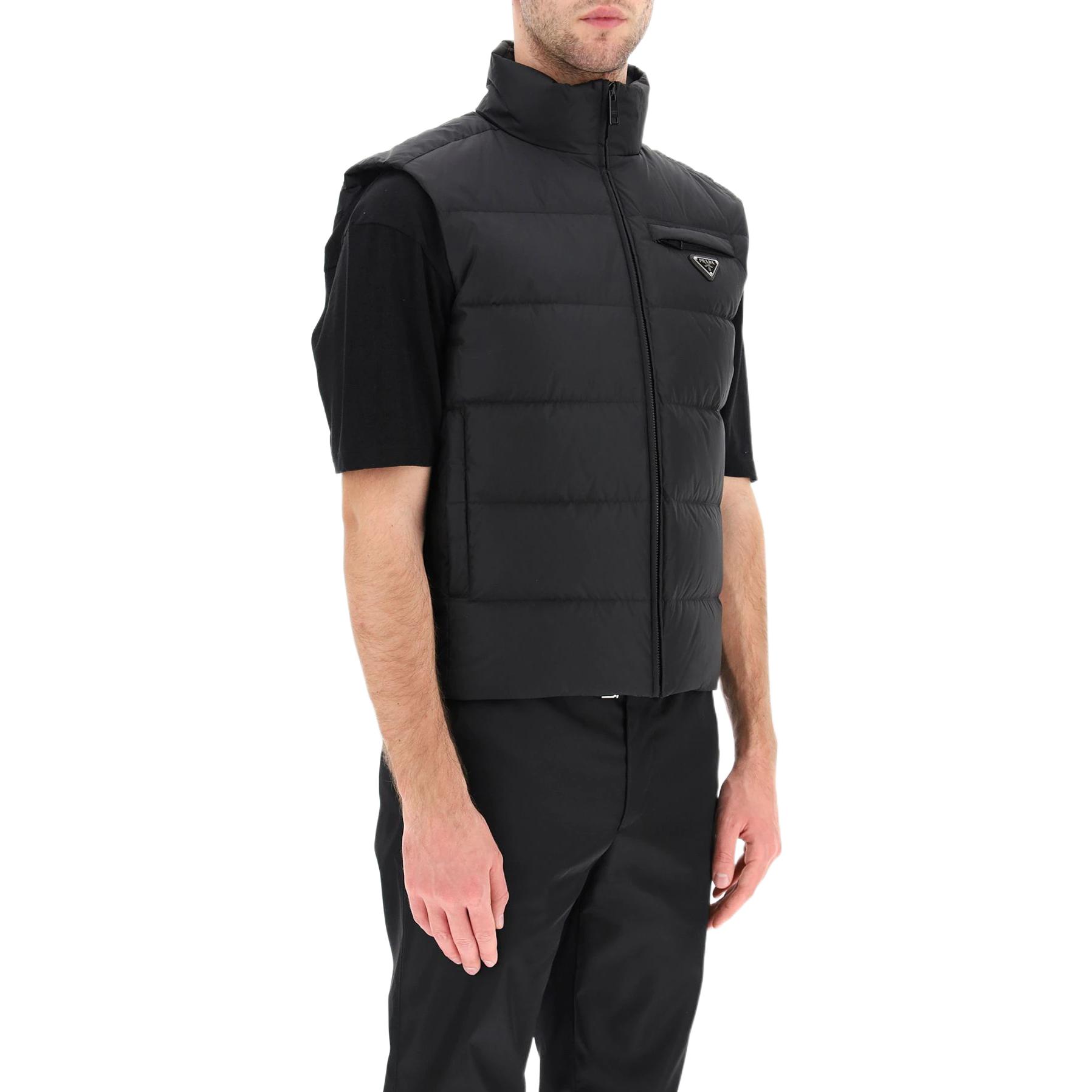 Purchase PRADA 黑色羽絨背心附金屬標誌與立領設計。 SGB033-1WQ9-F0002-S-191