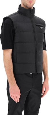 PRADA 黑色羽絨背心附金屬標誌與立領設計。 SGB033-1WQ9-F0002-S-191 Purchase PRADA 黑色羽絨背心附金屬標誌與立領設計。 SGB033-1WQ9-F0002-S-191