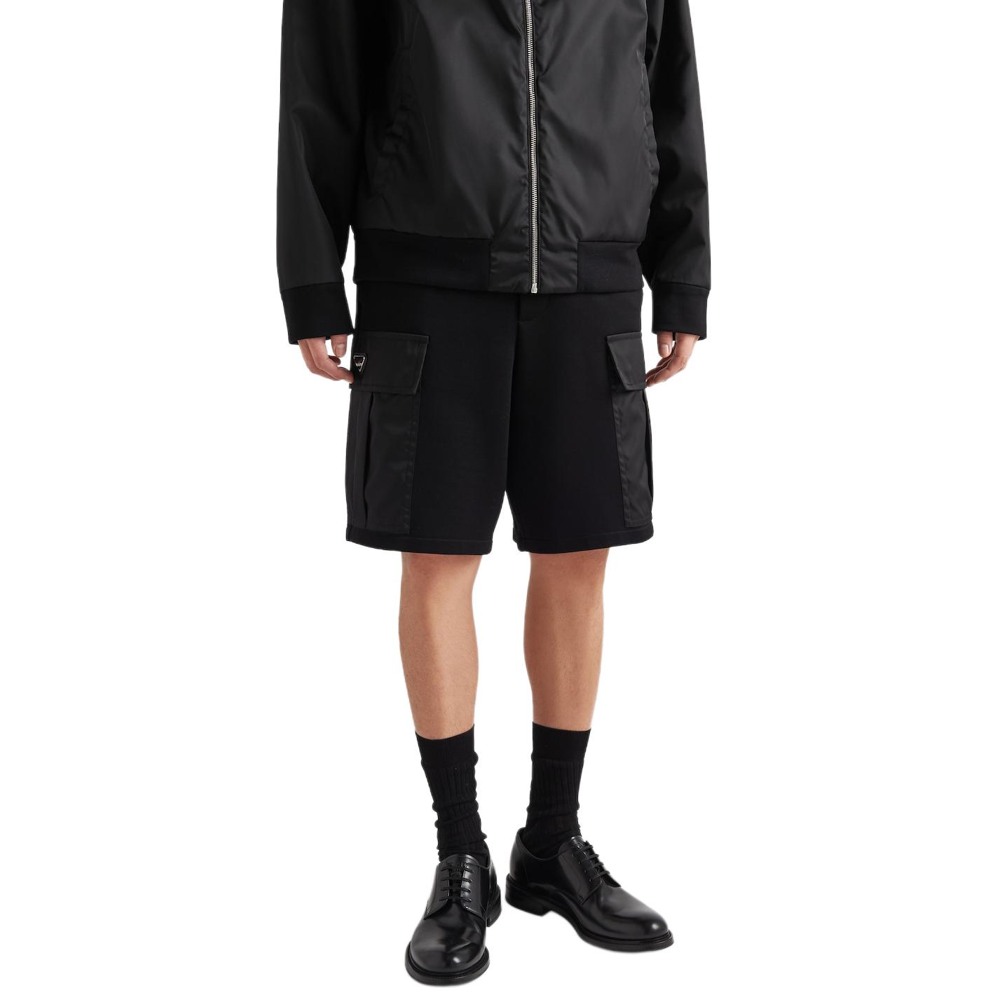 Lookbook 普拉达 黑色弹力腰直筒休闲短裤附标志补丁 UJP229-11JE-F0806-S-OOO