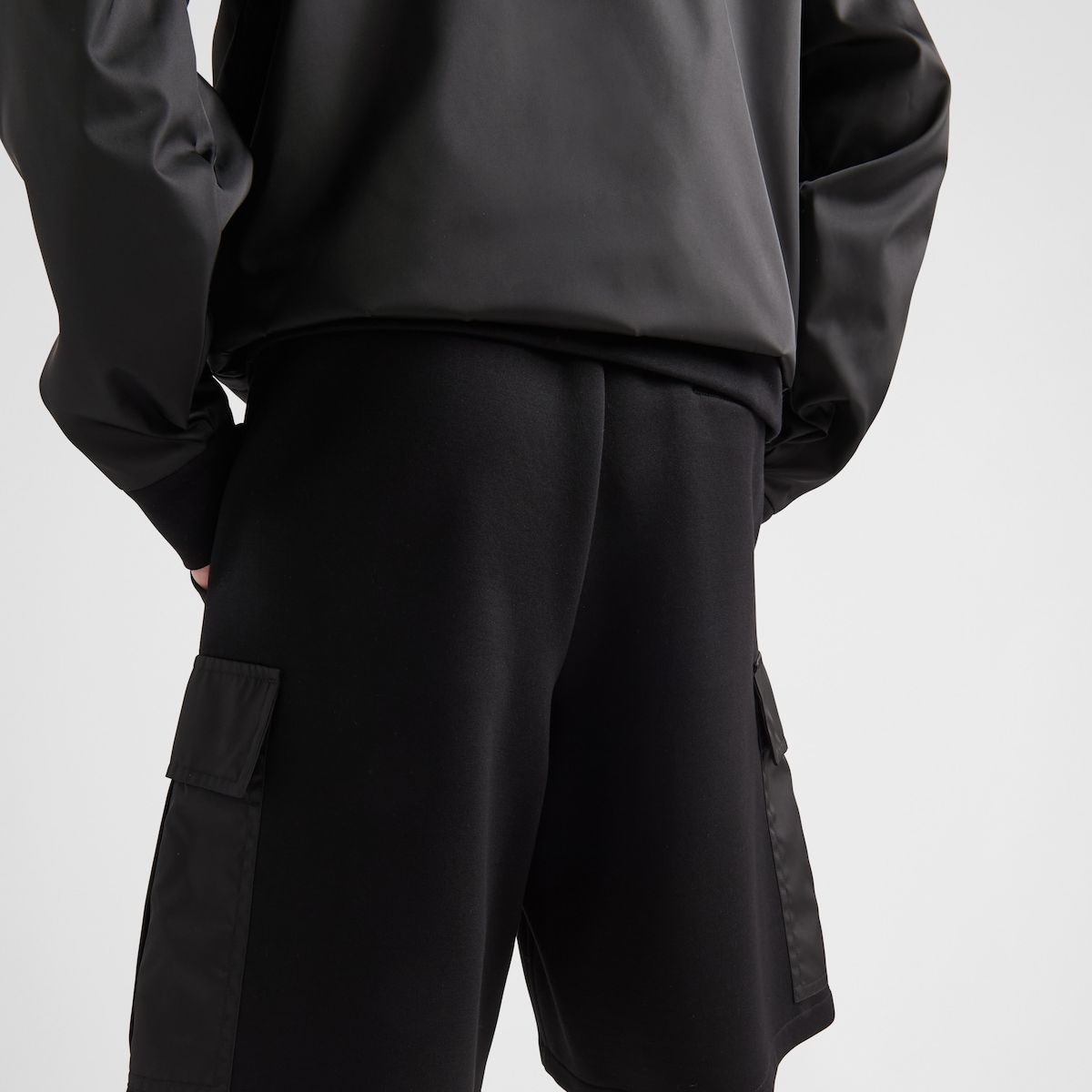 Details for 普拉达 黑色弹力腰直筒休闲短裤附标志补丁 UJP229-11JE-F0806-S-OOO