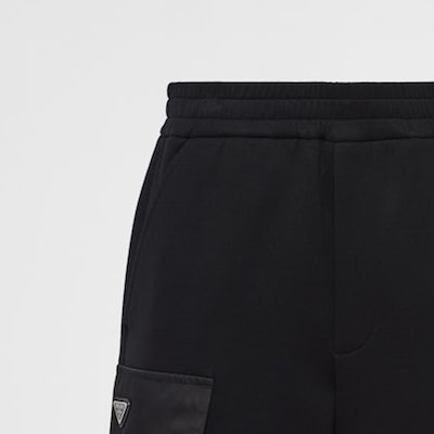 普拉达 黑色弹力腰直筒休闲短裤附标志补丁 UJP229-11JE-F0806-S-OOO Sizing 普拉达 黑色弹力腰直筒休闲短裤附标志补丁 UJP229-11JE-F0806-S-OOO