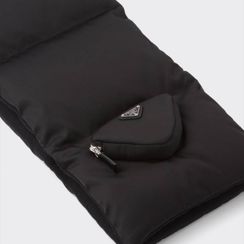 Lookbook PRADA Syal Rajut Hitam Desain Logo UMS4101ZKJF0002S212