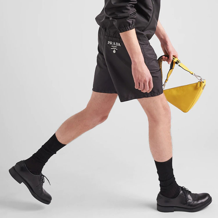 Purchase 프라다 블랙 리나일론 솔리드 수영 쇼츠. UB333107L-F0002-S-221