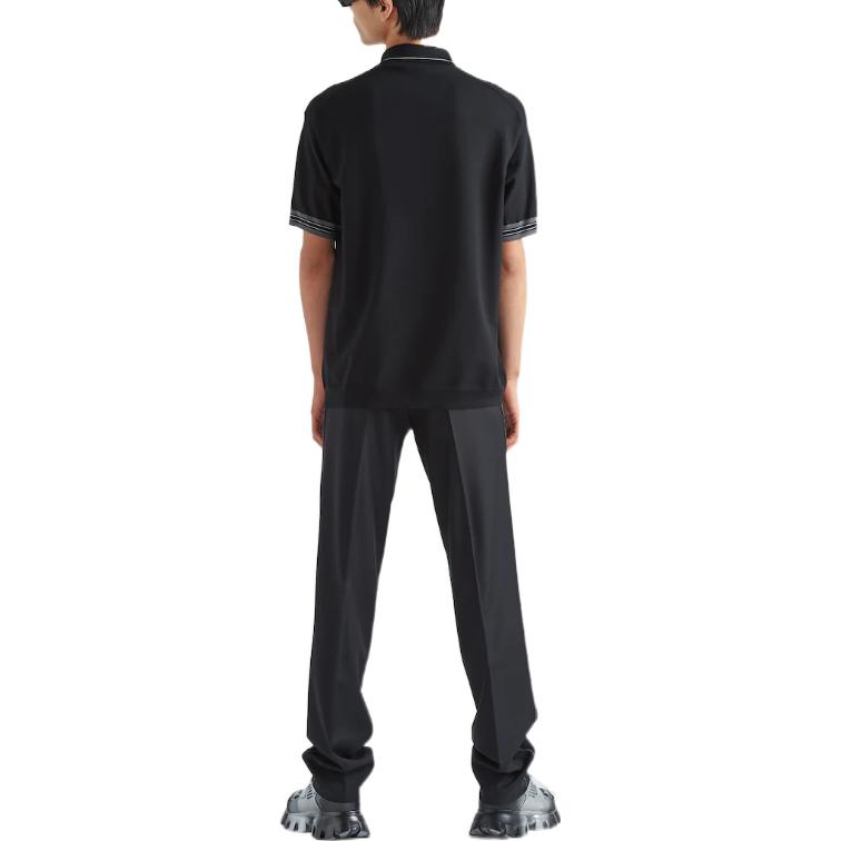Lookbook PRADA Polo Negra de Manga Corta con Logo Frontal Estampado. UMB488-12D8-F0002-S-231