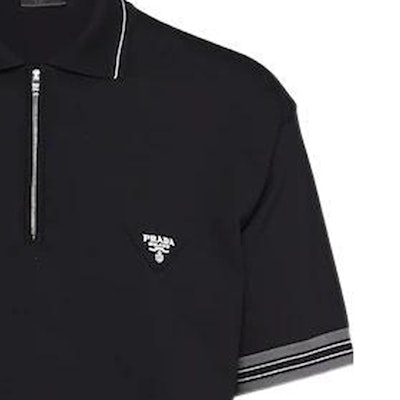 PRADA Polo Negra de Manga Corta con Logo Frontal Estampado. UMB488-12D8-F0002-S-231 Sizing PRADA Polo Negra de Manga Corta con Logo Frontal Estampado. UMB488-12D8-F0002-S-231