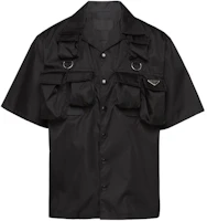 Order PRADA Kemeja Hitam Lengan Pendek dengan Logo Segitiga Metal Badge. SC768-1WQ8_F0002-S-OOO