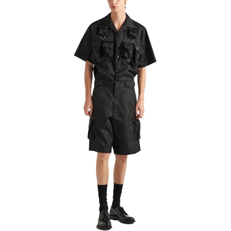 Lookbook 普拉达黑色短袖衬衫三角形金属标志徽章。 SC768-1WQ8_F0002-S-OOO