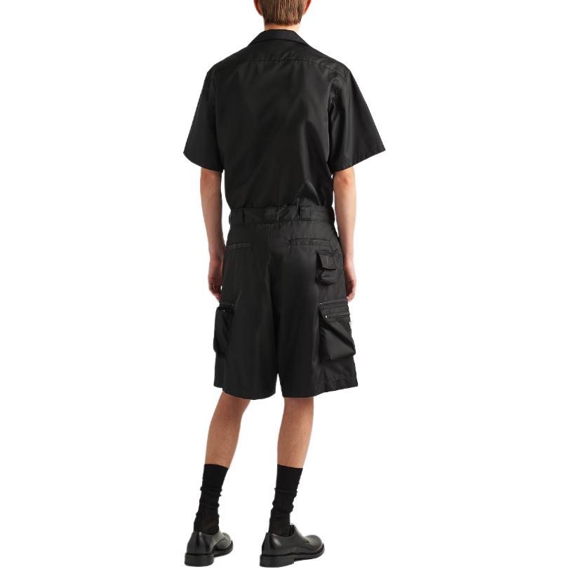 Shop 普拉达黑色短袖衬衫三角形金属标志徽章。 SC768-1WQ8_F0002-S-OOO