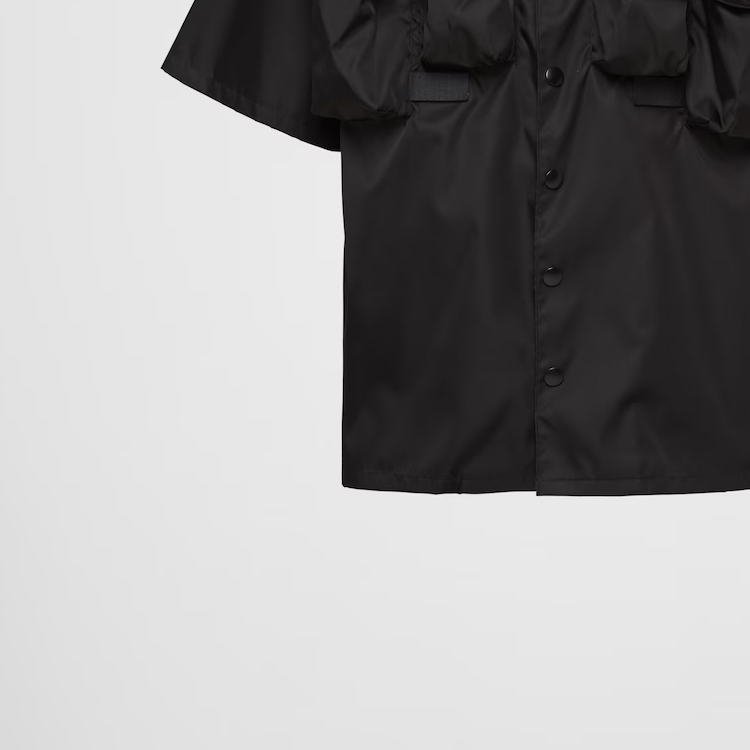 Purchase 普拉达黑色短袖衬衫三角形金属标志徽章。 SC768-1WQ8_F0002-S-OOO